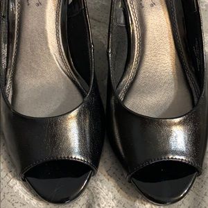 Like new LifeStride black sling back heels